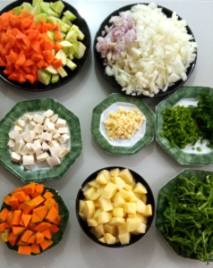 Legumes picados para adicionar na panela de pressão